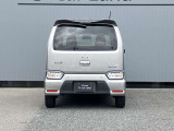 軽自動車の限られた室内空間をフルに活用し、小柄ながら過ごしやすい車内を作り出しています。