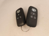 電子キーをカバンやポケットに持っていれば、ドアハンドルやバックドアに付いているボタンを押すだけでドアの開閉ができます。手が塞がっている時、カバンの中からカギを探す必要がありません。