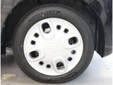 純正ホイール。デザインが素敵ですね。お車全体のイメージ変わりますね。タイヤサイズは 155/65R14 です。