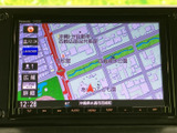 地図上に道路や周辺施設が表示され、現在地周辺の位置関係を画面で把握できます。縮尺や広域・詳細の表示切り替えにも対応し、初めて訪れる場所への移動や日常の道案内に活用できます。