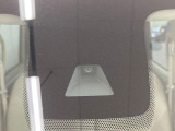 【三菱e-Assist】走行中に前方の車両等を認識し、衝突しそうな時は警報とブレーキで衝突回避と被害軽減をアシスト。より安全にドライブをお楽しみいただけます。