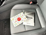 メンテナンスノート、取扱説明書ですね。 車の情報が凝縮されています。 車の整備記録が記載されている大事な物ですよ。