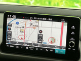 地図を画面上で確認でき、現在地や周辺の道路を把握しながら目的地へ向かう際に便利です。表示切替や案内に関する項目も並び、画面上で必要な情報を選びやすい構成です。