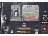 それぞれのカメラをつなぎ合わせ上から見たような画像が映し出される全周囲カメラ装備です。