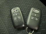 スマートキーをポケットやバッグに携帯していれば、キーを取り出すことなくドアハンドルを握り解錠、ドアハンドルのセンサーに触れるだけで施錠できます。