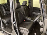 女性でも運転がしやすいようにシートの高さ調整機能(シートリフター)がついています。座面も厚みがあり背もたれも高く、ゆったりくつろいでお乗りいただけるシートです。