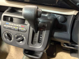 インパネシフトだから視線の移動も少なく足元もスッキリ♪運転席もゆったりしているのでゆとりを持ってドライブできますね!