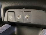 アクセサリーソケットはUSBのアダプターなどをつければ、スマホの充電にも使えます。横にはナビゲーション用の外部入力やスマートフォンなどの充電可能なUSB端子が1個づつついています。