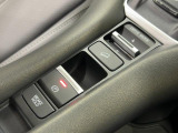 スイッチ操作で簡単にパーキングブレーキを作動可能。さらに、停車時にブレーキを保持するブレーキホールド機能付きで、渋滞時や信号待ちでの運転負担を軽減します。