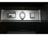 センターコンソールボックス内には100V・100W電源を装備。シェイバーの充電なども出来ますし、車内にあると便利ですね!アクセサリーソケットや転送/給電用のUSBポートも装備しています。