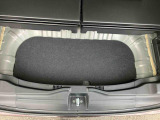 クリーナーを施工箇所全体に噴霧を行い、汚れ箇所を中心にブラッシングします。その後、専用の機械を使い、リンサーまたはスチーム洗浄で汚れを落としております。