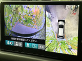車両周囲と上から見た映像を画面で確認でき、駐車時など周辺の状況把握をサポートします。表示切替の項目も備わり、目視確認とあわせて役立つ装備です。
