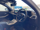 ドライバー中心に設計されたコックピットを採用しており、操作性と視認性に優れた快適なドライビング環境を実現しています。