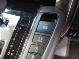 「HOLD」スイッチを押し、システムONの状態にしておくことで、渋滞や信号待ちなどでブレーキを踏んで停車した時にブレーキを保持。アクセルを踏むと解除されます。