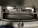 荷室には床下収納スペースを備えており、工具類や小物をスッキリと収めることができます。普段は見えない位置にあるため荷室を広く使え、実用性の高い収納です。