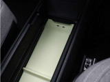 前席のスマートフォン用ストレージには、ワイヤレス充電器が内蔵されています。