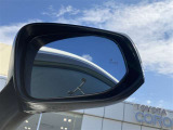 隣車線を走る車両をレーダーで検知し、ドアミラーでは確認しにくい後側方エリアに存在する車両に加え、急接近してくる車両も検知します。車両を検知するとドアミラーに搭載されたLEDインジケーターが点灯します。