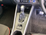 シンプルでとても使いやすいフロアシフトに、パーキングブレーキは電子制御パーキングブレーキです。