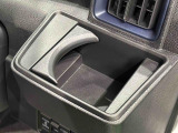 運転席側掘り込み式カップホルダー