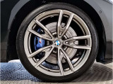 【BMWアロイホイル】軽量かつ強度に拘ったアロイホイル。走行性能ポテンシャルを引き出す設計。車の足元を引き締めてくれる大きなポイントはアロイホイルです。