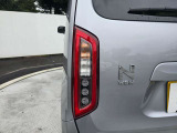 後続車からの視認性に配慮したテールライトを装備しています。
