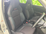 身体を包み込む形状のシートに、赤いステッチがさりげないアクセント。運転席まわりは視界を確保しやすく、落ち着いた色合いで日々の乗り降りも心地よくお使いいただけます。