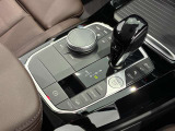 ステップトロニック付きオートマティックと I ドライブコントローラー、モニターの操作はこのコントローラーで行いナビやラジオ、車両状況の把握や点検時期の把握までいろいろなことができます。