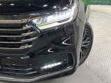 【LEDヘッドライト】悪天候や夜間走行時も良好な視界を確保し安心して運転できる高輝度LEDヘッドライトを装備!点灯速度が早く、消費電力も抑えられています。
