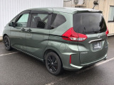 コンビネーションランプを高い位置に配置、後続車に見やすいデザインで安全にも配慮。