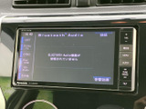 音楽ソースを選びやすい画面構成で、オーディオ操作もスムーズ。Bluetooth Audioやテレビ、ディスクなどの項目が表示され、毎日の移動を快適に彩ります。