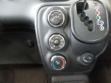 ダイヤル式で操作しやすいマニュアルエアコン。シフトは登坂や加速時に軽快なSモード付です。
