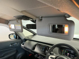 【サンバイザー】車内で身だしなみを整えるためのバニティミラーがセット。お化粧直しや髪型のチェックに活用できます。
