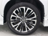 18インチアルミホイール(切削光輝/センターオーナメント付)を装着しています。タイヤサイズ215/50R18
