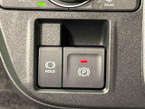 指先だけで簡単に操作が可能な電動パーキングブレーキを採用。「HOLD」スイッチを押すと、渋滞や信号待ちなどでブレーキペダルから足を離しても、ブレーキを保持するので安心です