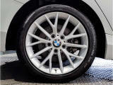 BMWの純正アロイホイールは軽量かつ強度にも優れているホイールで走行性能を引き上げる設計になっております。足元にもBMWは妥協がなくこだわっている個所になります。