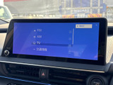 FM・AM・TV・交通情報の項目が画面に並び、目的に合わせて音源や情報を選べます。見やすいメニュー表示で、日々の移動中にも使いやすいオーディオ環境です。