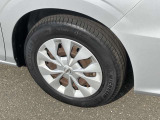 フルホイールカバーは、アルミホイールを思わせる質感と軽快感