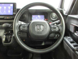 ハンドルの両側に操作ボタンが付いております。運転しながら操作ができるのでとっても便利!