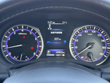速度や燃料残量などをメーターと中央表示で確認でき、必要な情報を運転席から把握しやすい配置です。表示が見やすく整理されているため、日々の運転時にも状態を確認しやすく安心です。