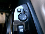 電動格納式ミラーなので、対向車などとのすれ違い時にも便利です。また、ドアロック連動で自動格納します。