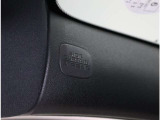 サイドカーテンエアバック装備。  側面衝突時に窓側の天井部から瞬時に展開し、乗員の頭部や頚部への衝撃を広範囲で緩和する安全装備です。