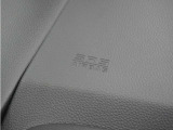 ◆助手席エアバッグ◆SRSエアバッグは、シートベルトだけでは防ぎきれない衝突時の衝撃から乗員を守るための安全装置。衝突時に瞬時に膨らみ、頭部や胸部がダッシュボードに直接衝突するのを防ぎます。