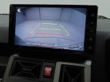 後退時に車両の後ろ側をモニター画面に表示します。車庫入れなどでバックする際に後方確認ができて便利です。車庫入れが苦手な人もこれで安心。