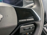 ハンズフリー通話や音声認識機能を手元で操作できるステアリングスイッチ。運転中も視線を大きく外さず安全に操作できます。