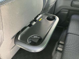 ドリンクホルダー付シートバックテーブル!車で食事をとるときやダブレットを使用する時などにあると便利!