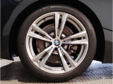 【BMWアロイホイル】軽量かつ強度に拘ったアロイホイル。走行性能ポテンシャルを引き出す設計。車の足元を引き締めてくれる大きなポイントはアロイホイルです。
