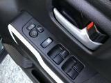 パワーウインド・電動格納付きドアミラースイッチは、ドアに集中☆