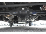 車両後方からの下回りです。マフラー防錆塗装や下回り防錆施工等も可能でございます。