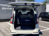 後部座席に座れる状態でも荷室はこれだけの広さがあるのでお出かけやお買い物にも重宝します。ついつい買い物しすぎても安心ですね♪