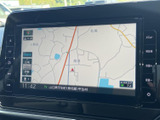 画面には地図が表示され、周辺の道路や現在地をひと目で確認できます。画面脇に操作ボタンが配置されており、目的地の確認や日常の移動をサポートします。